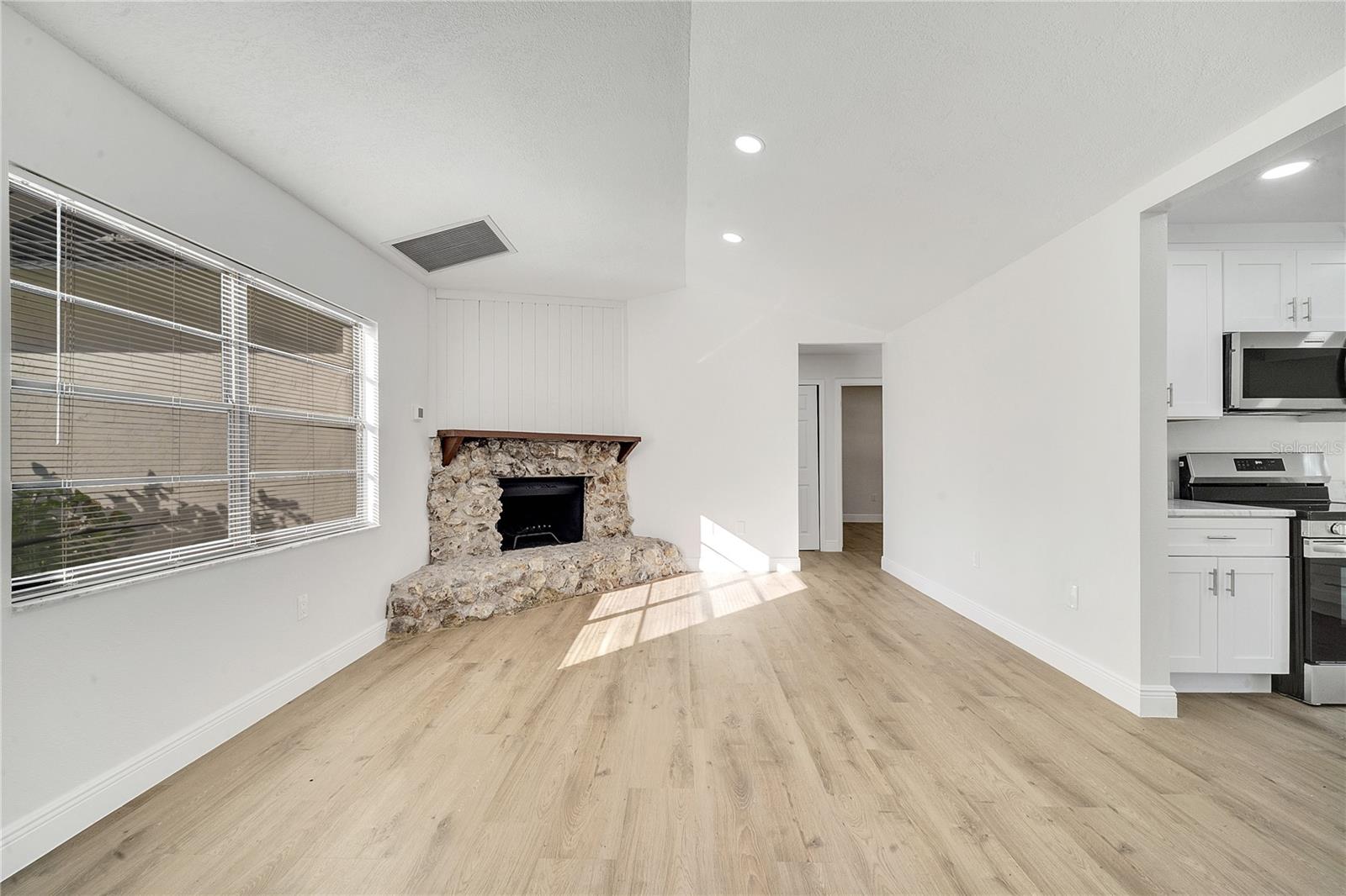 BARCLAY WOODS 1ST ADD - Residential Lease