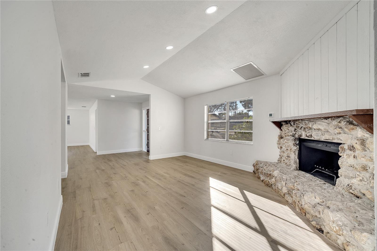 BARCLAY WOODS 1ST ADD - Residential Lease