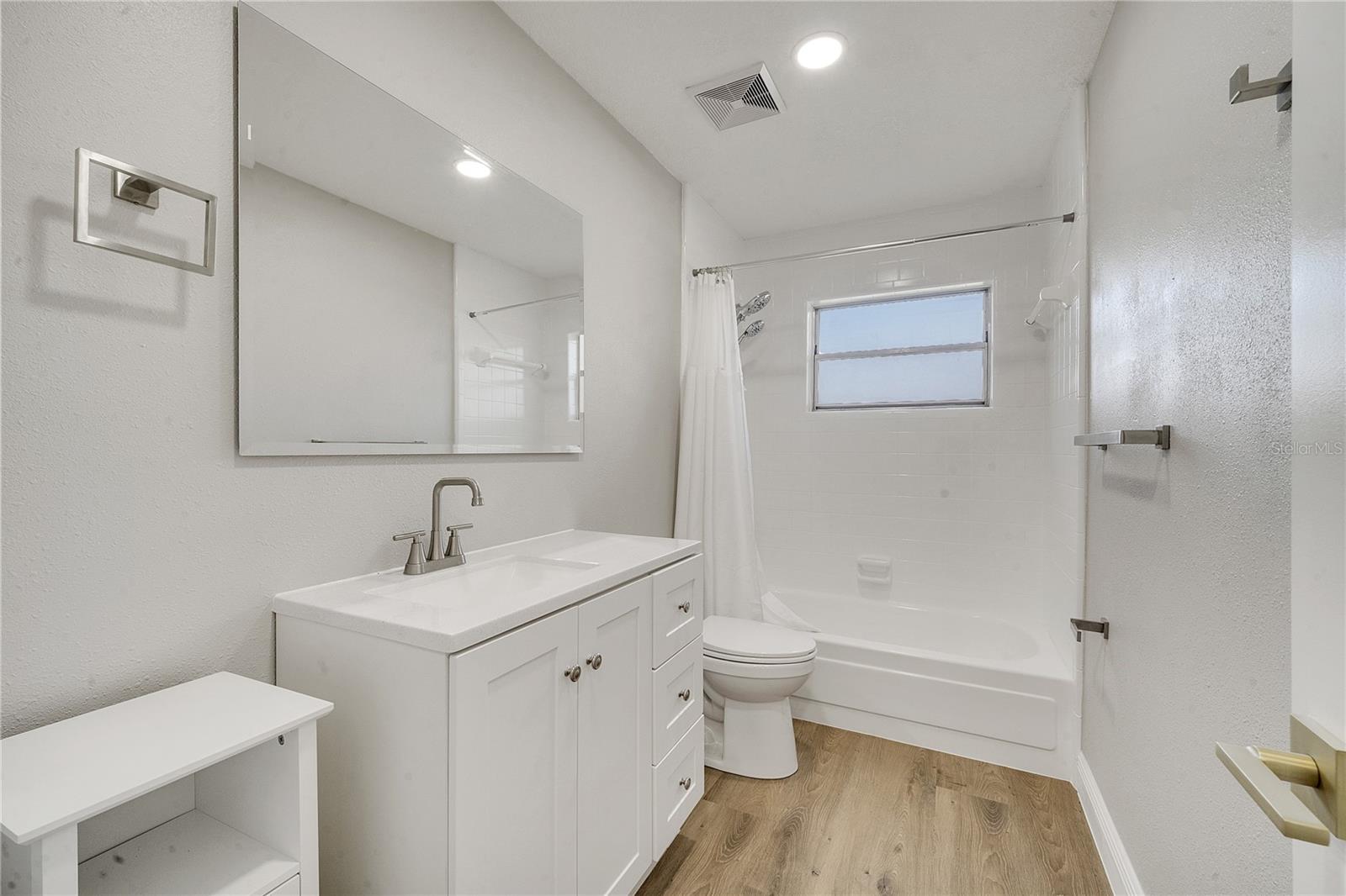 BARCLAY WOODS 1ST ADD - Residential Lease