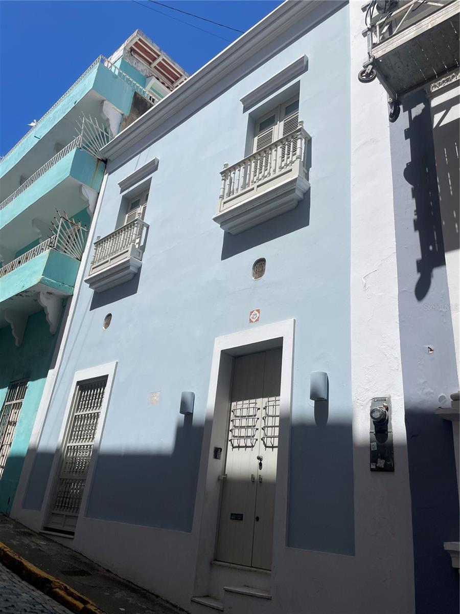 Charming Historic Residence in Old San Juan
Step into the elegance of this spacious 2-story residence with mezzanine, offering approximately 1,580 sq. ft. of beautifully designed living space filled with natural light.
Property Highlights:
* Marble and hardwood floors
* High ceilings
* Interior open-air patio
* Private rooftop terrace
First Floor:
Features a large living room, formal dining room, and guest powder room.
The gourmet kitchen is fully equipped with top-of-the-line Miele and Sub-Zero appliances, countertop stove, oven, dishwasher, and refrigerator.
Additional amenities include a serene open patio, laundry closet, and ample storage space.
Mezzanine:
A cozy family area with split-unit AC, perfect for a reading nook, media room, or home office.
Second Floor:
Two well-appointed bedrooms with balconies overlooking cobblestone streets. Renovated full bath.