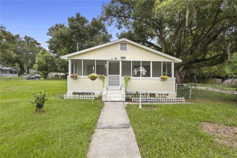 A home in DELAND