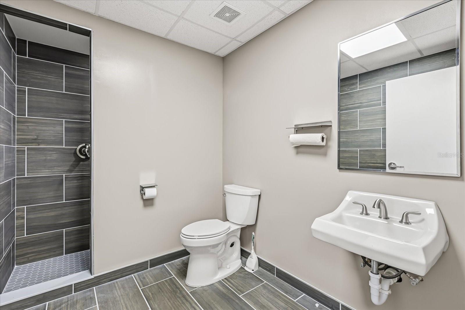 MIDWAY COMMERCE CENTER 1ST ADD - Commercial Lease