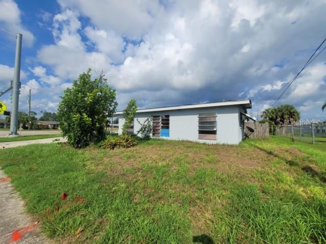 Investor special, Don't miss your opportunity to own this single family home. Centrally located closed major shops and restaurants. Priced to sell and wont last long.