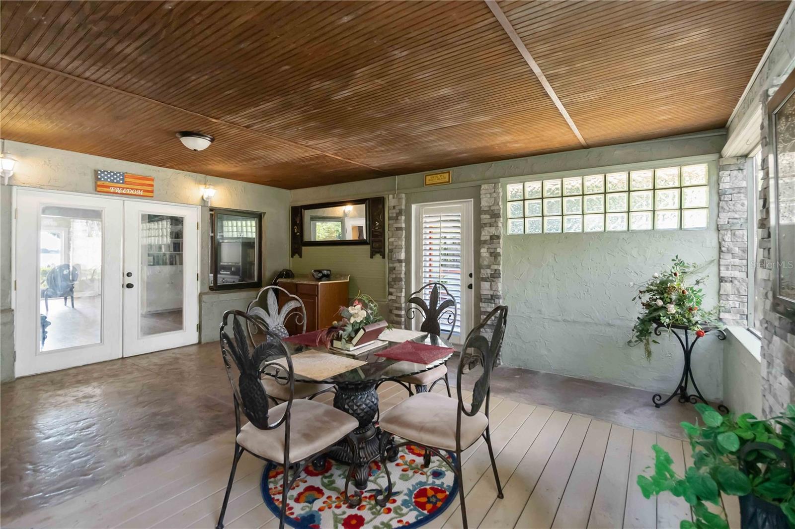 DORA MANOR - Residential