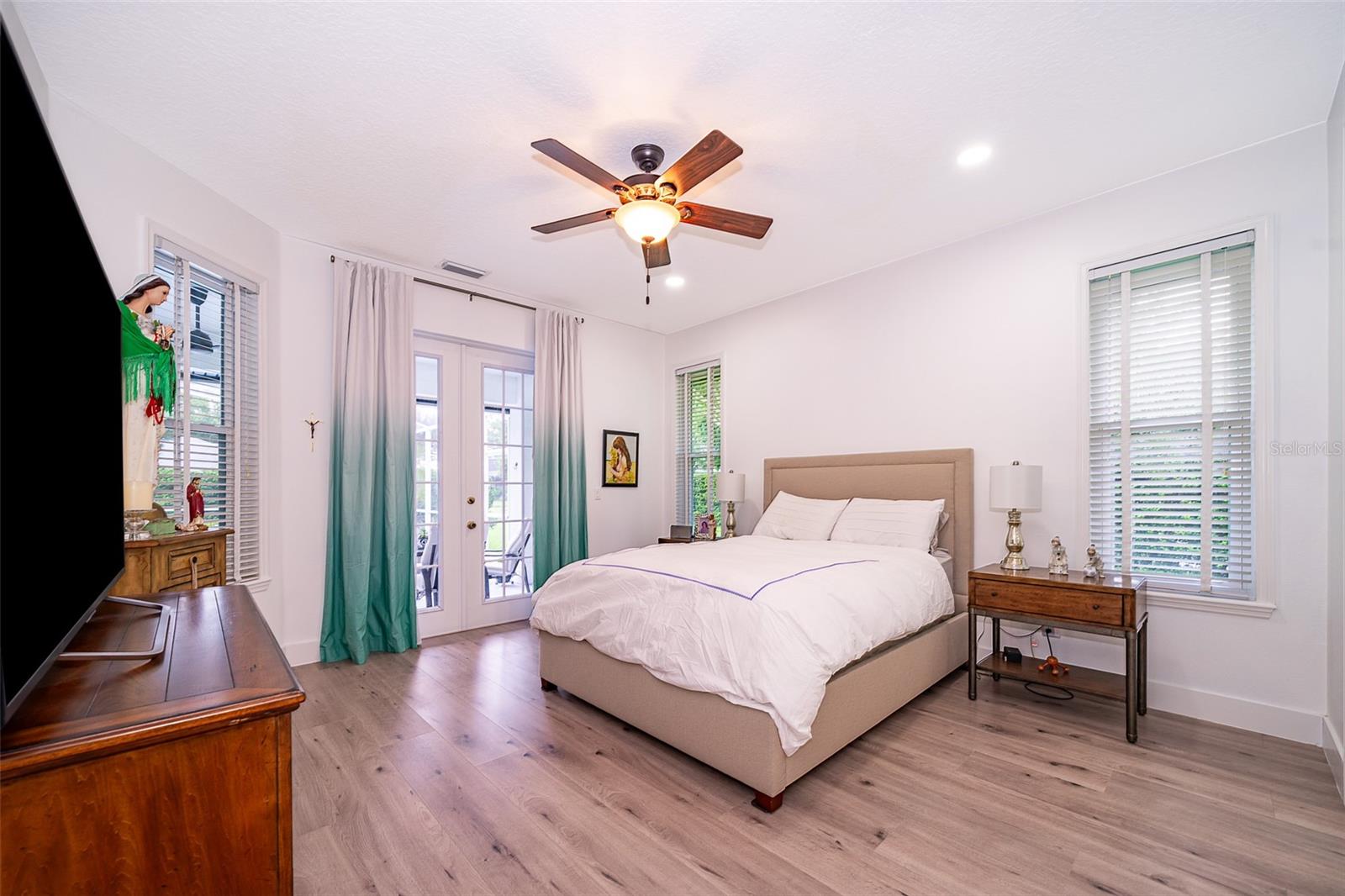 SUNSET LAKES - Residential