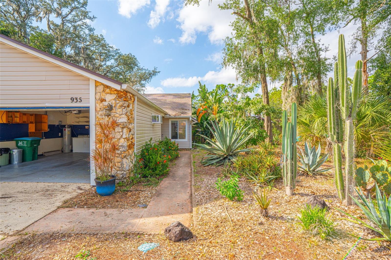 933 ROBINHOOD COURT