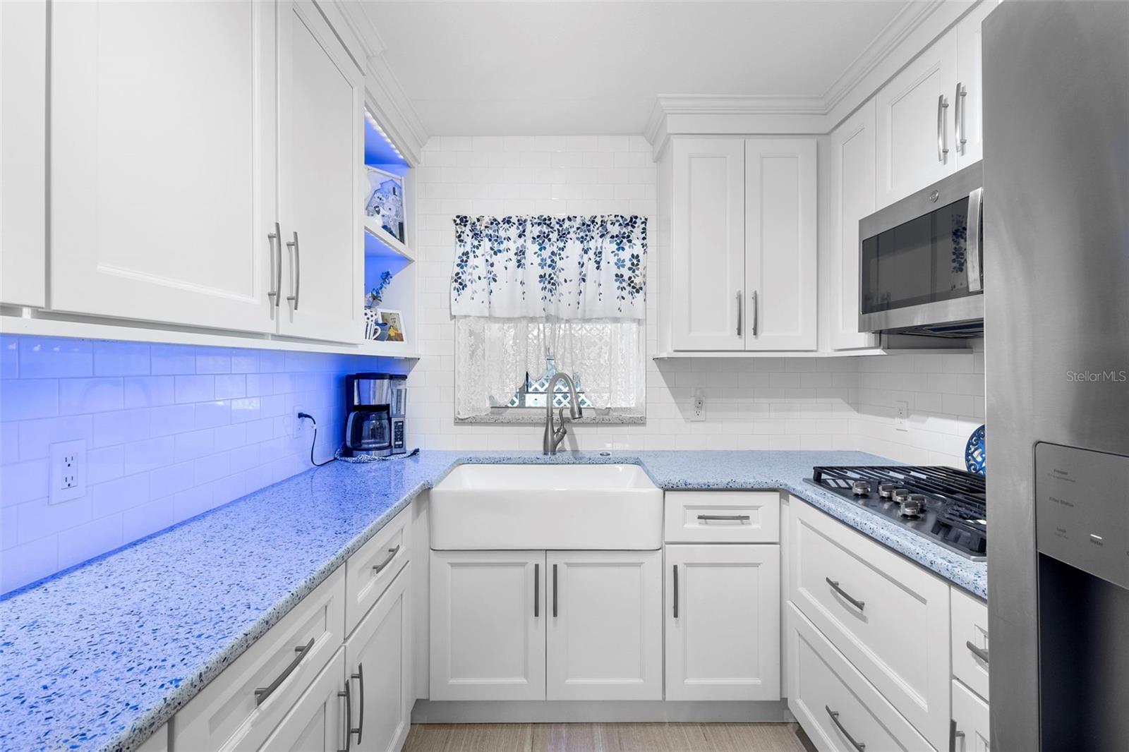 525 E FOOTHILL WAY