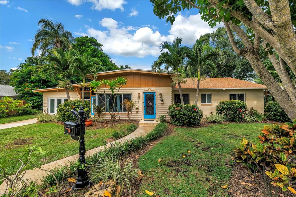 Photo of 525 Villagrande Avenue S, St Petersburg, FL 33707 (MLS # TB8428239)