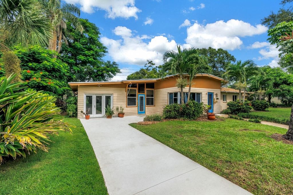 Photo of 525 Villagrande Avenue S, St Petersburg, FL 33707 (MLS # TB8428239)