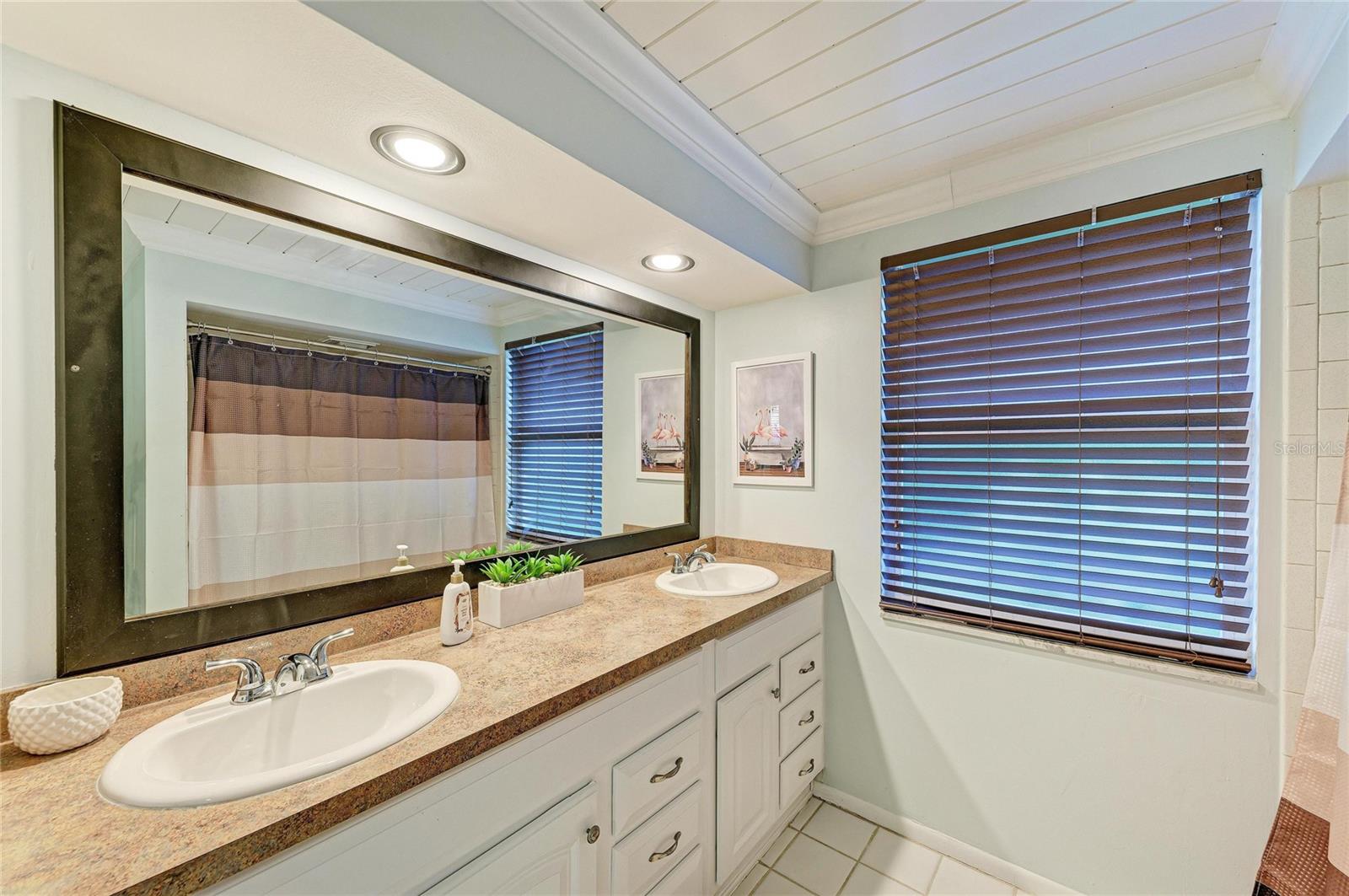 SORRENTO SHORES - Residential