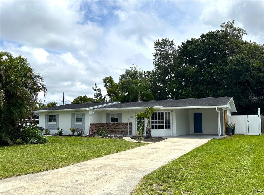 Photo of 2740 Heather Place, Sarasota, FL 34235 (MLS # A4701637)