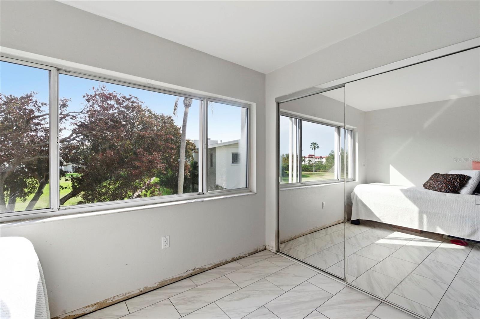 LAKE OVERLOOK APTS - Residential