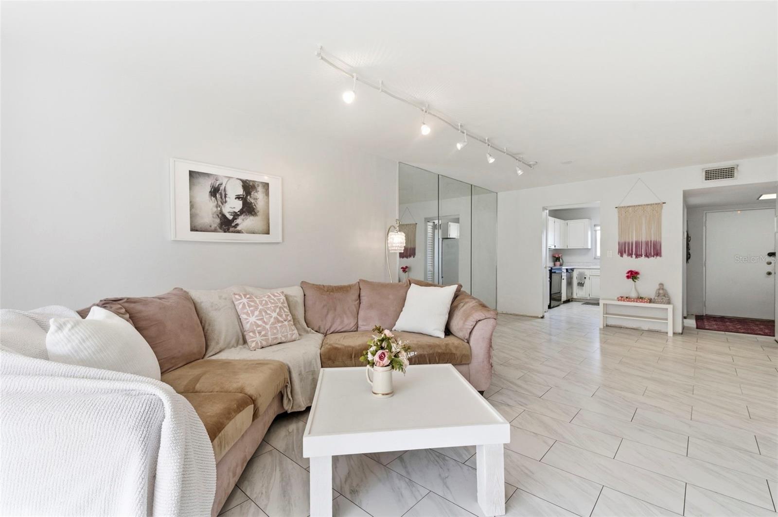 LAKE OVERLOOK APTS - Residential