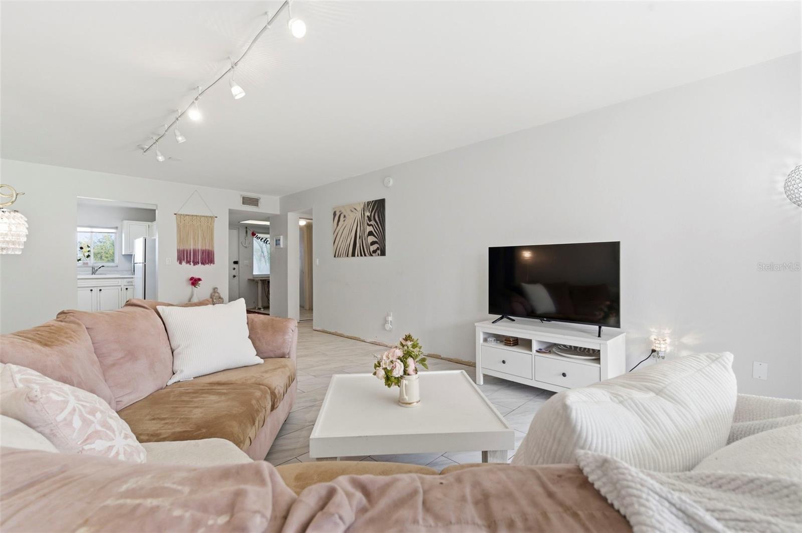 LAKE OVERLOOK APTS - Residential