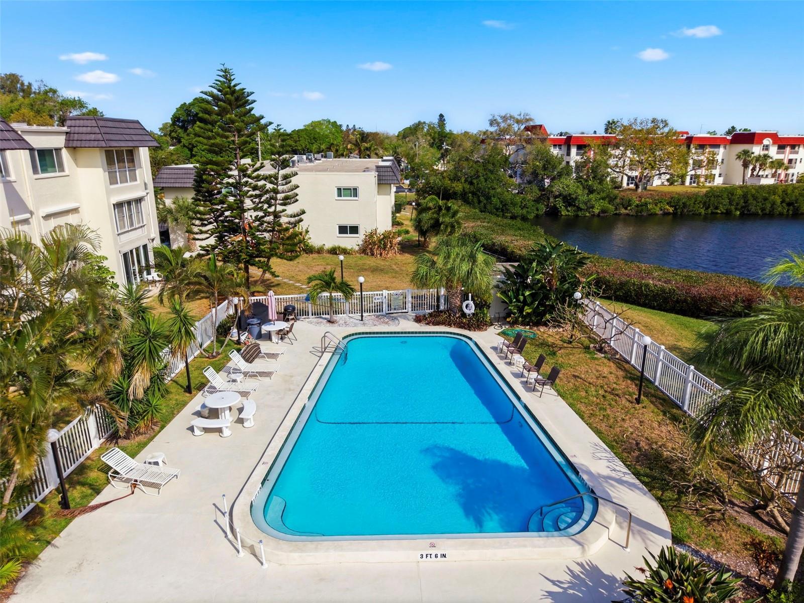 LAKE OVERLOOK APTS - Residential