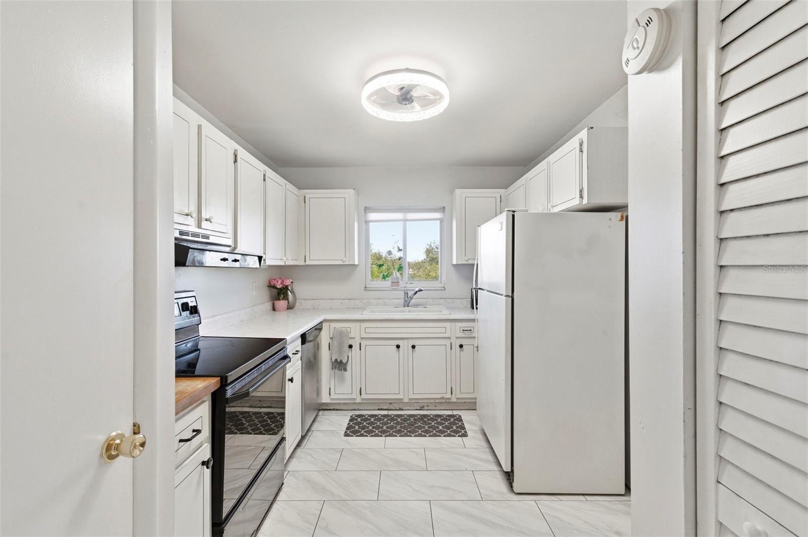 LAKE OVERLOOK APTS - Residential