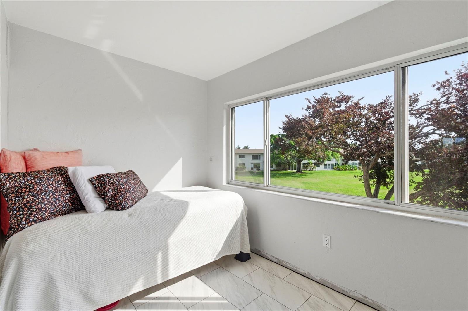 LAKE OVERLOOK APTS - Residential