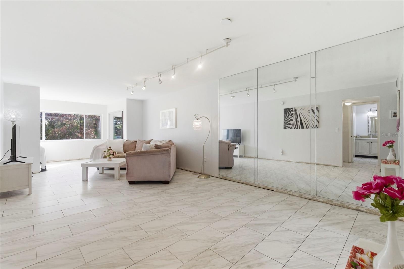 LAKE OVERLOOK APTS - Residential