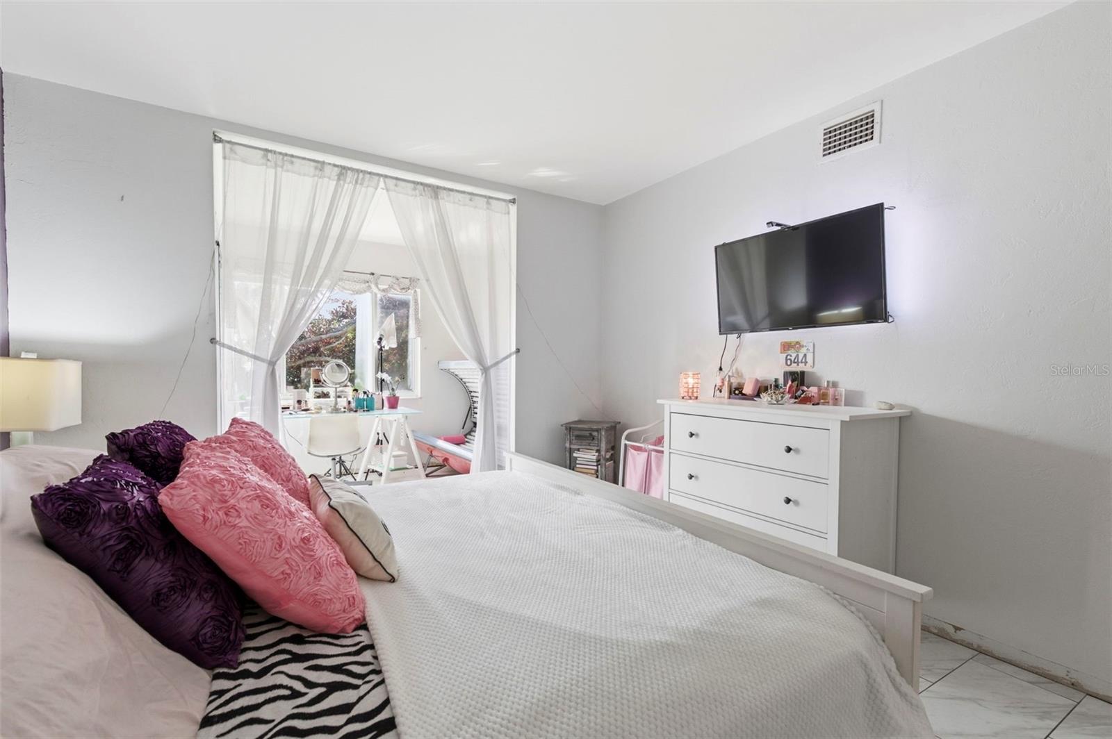 LAKE OVERLOOK APTS - Residential