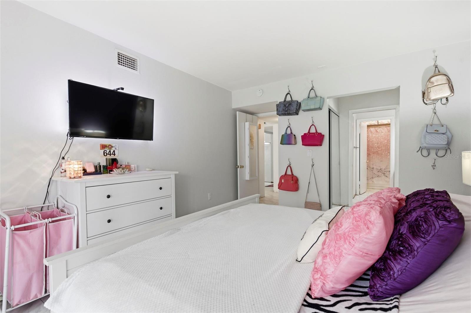 LAKE OVERLOOK APTS - Residential