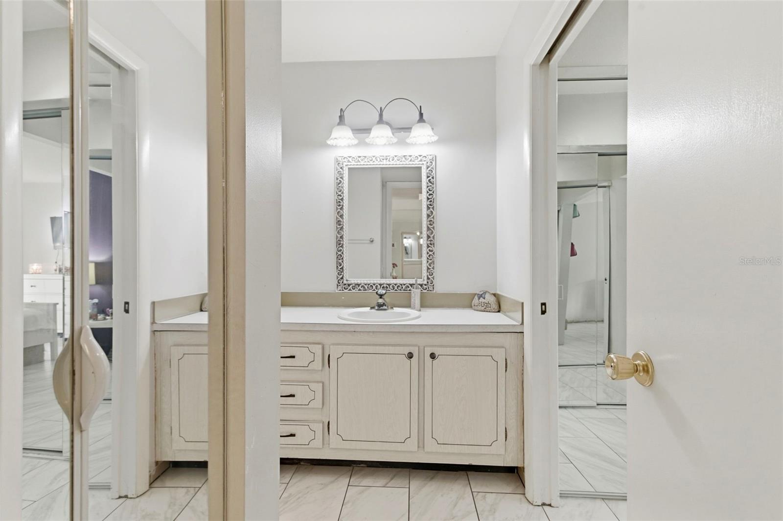 LAKE OVERLOOK APTS - Residential