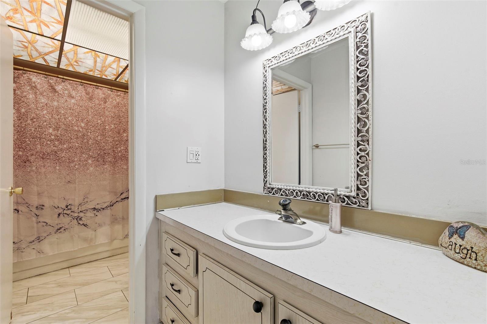 LAKE OVERLOOK APTS - Residential