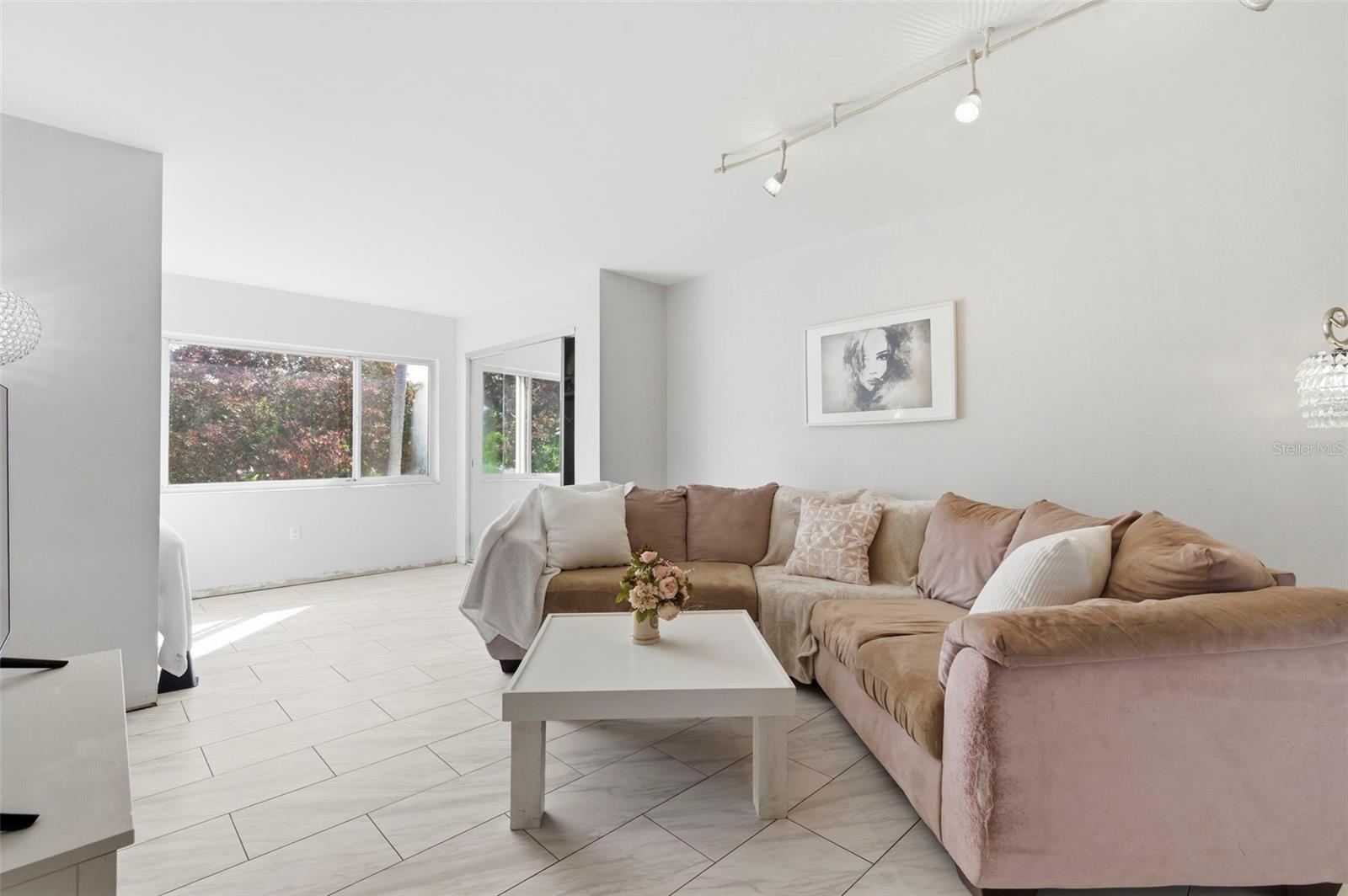 LAKE OVERLOOK APTS - Residential