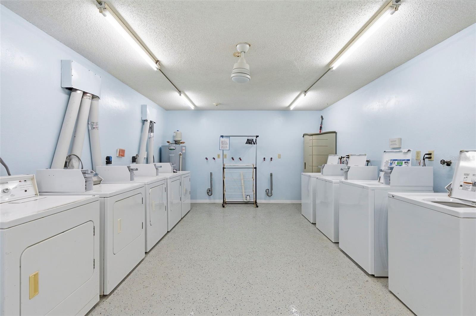 LAKE OVERLOOK APTS - Residential