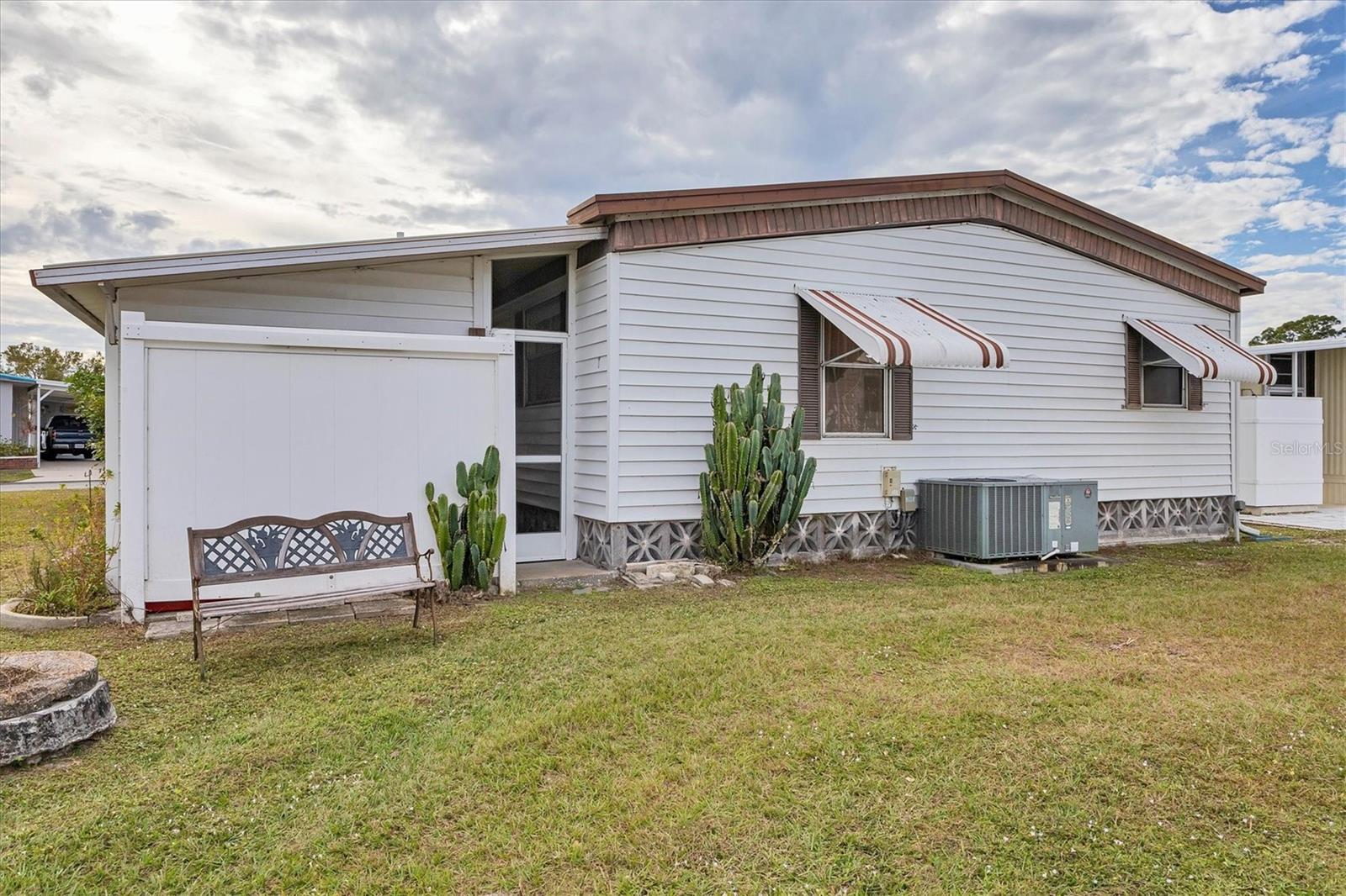 POLYNESIAN VILLAGE - Residential