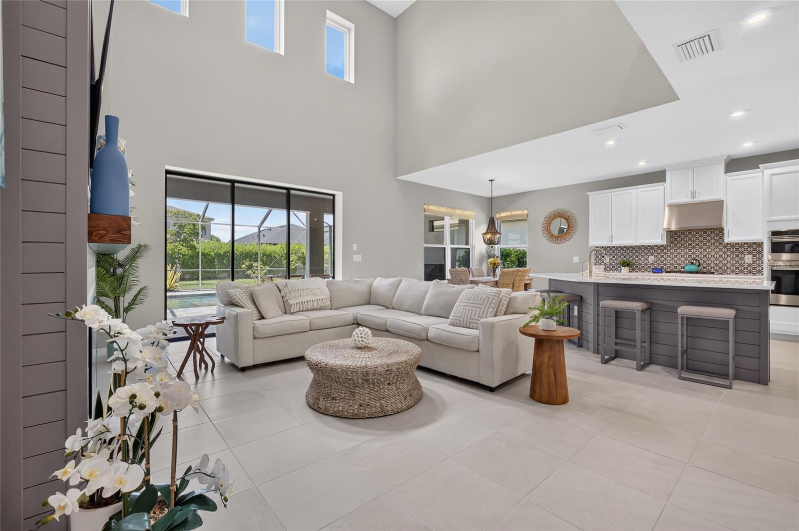 9069 LUNA LANE