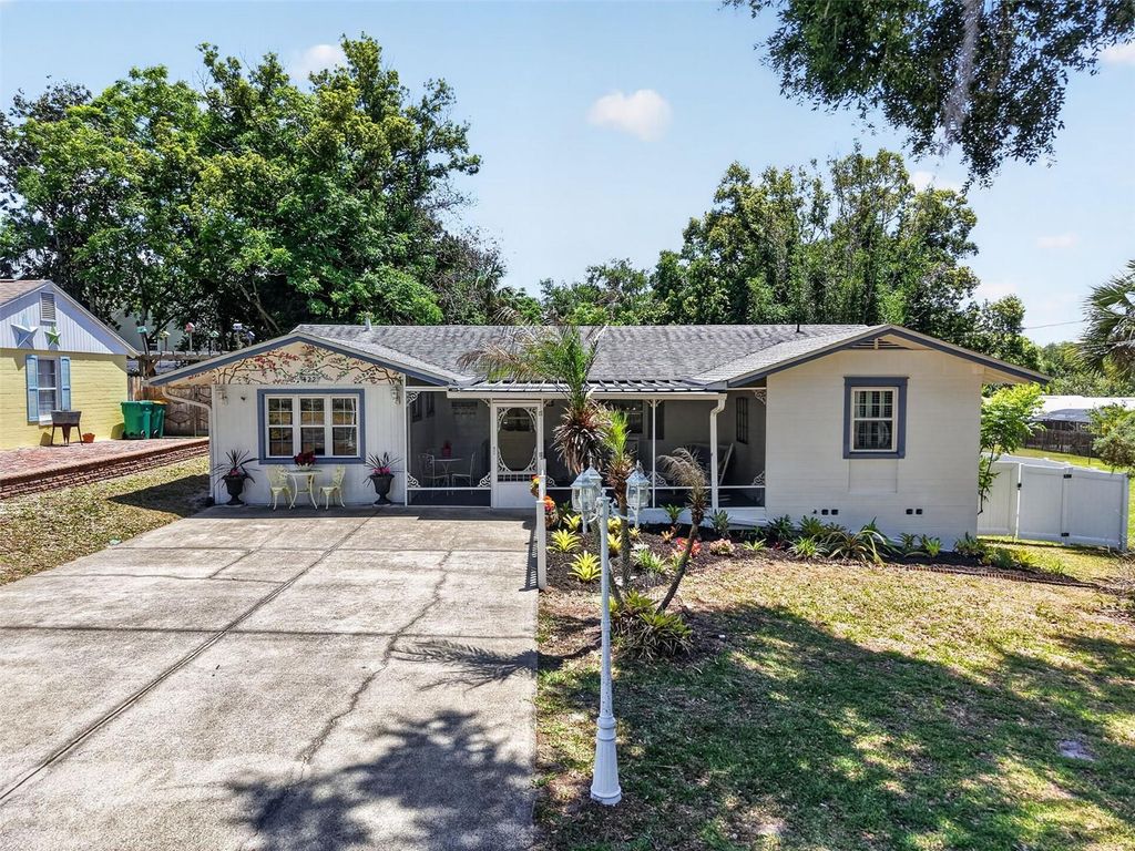 Photo of 422 W 11th Avenue, Mount Dora, FL 32757 (MLS # G5111833)