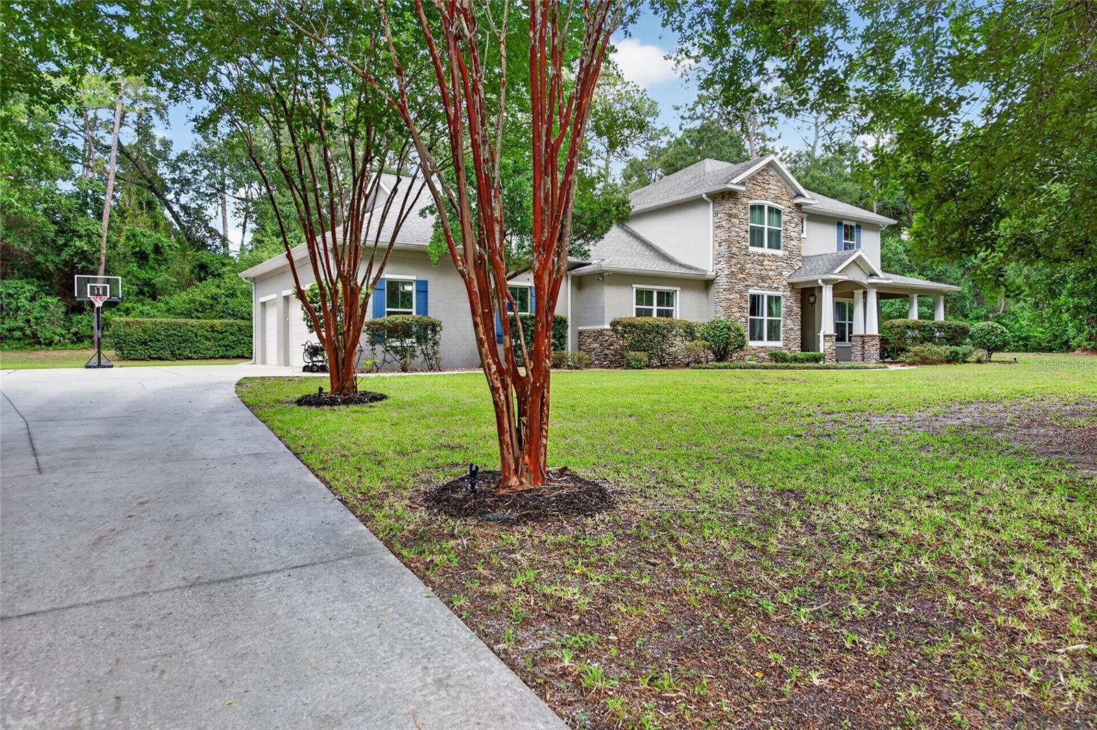 1515 RAMBLING OAKS LANE