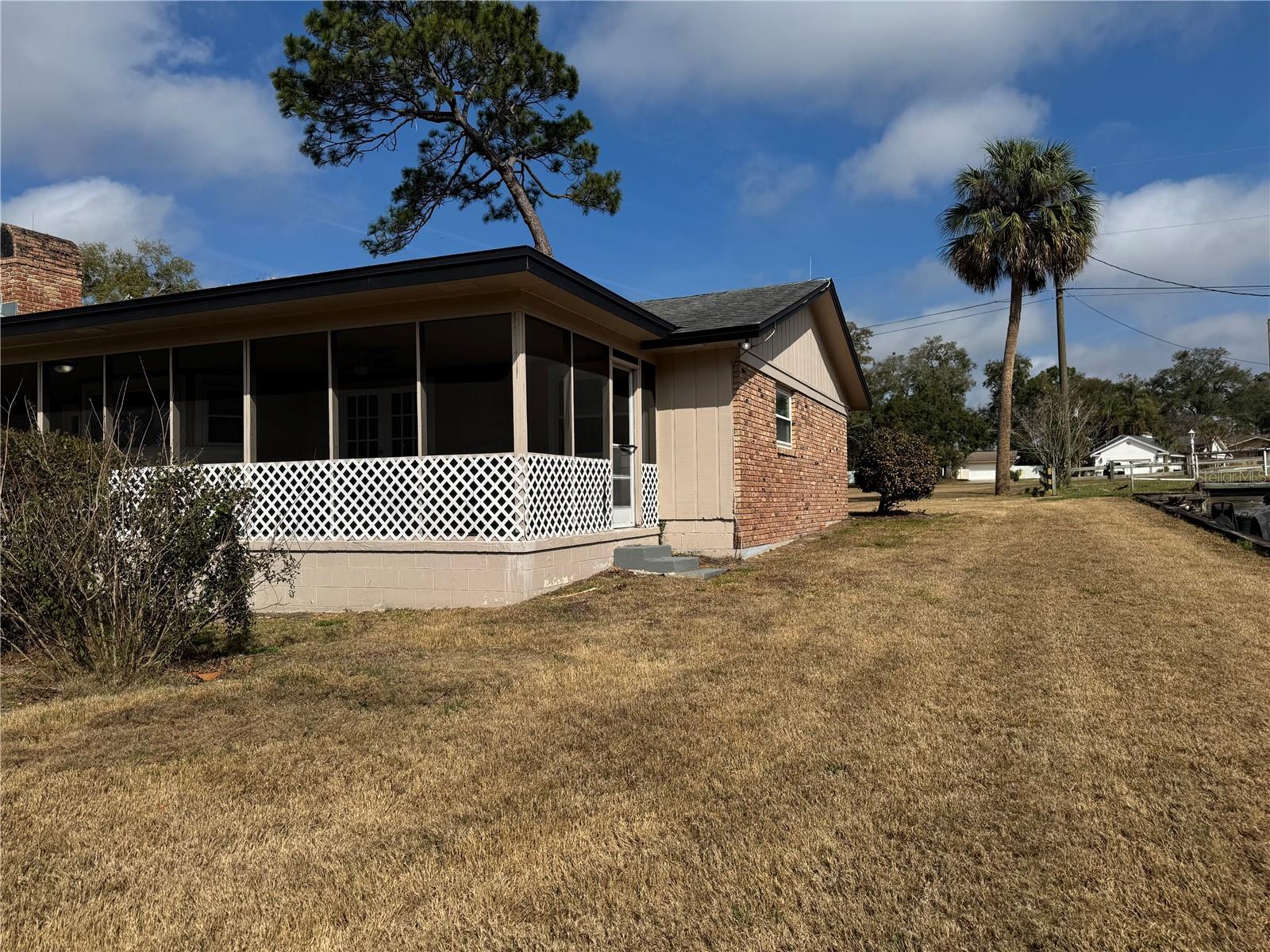 1652 PALM HILL DRIVE