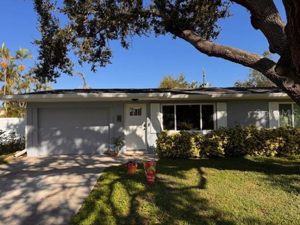 Photo of 1460 Everest Road, Venice, FL 34293 (MLS # N6138008)
