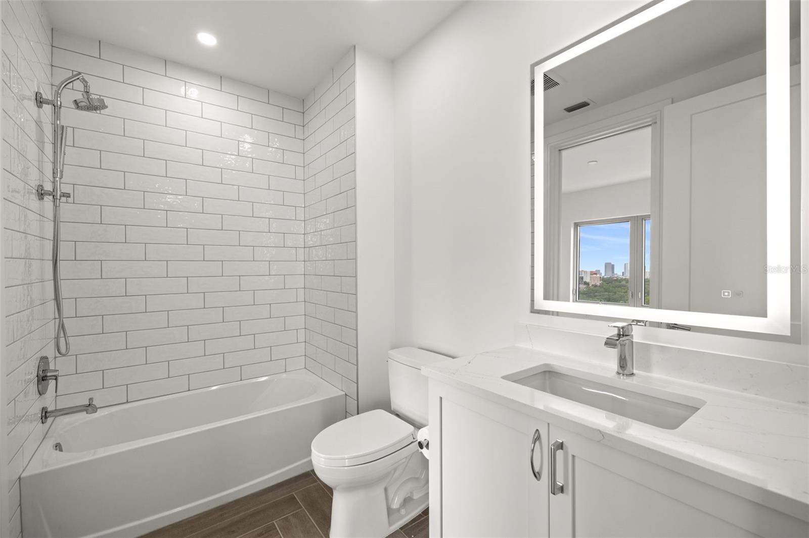 ALTURA BAYSHORE - Residential