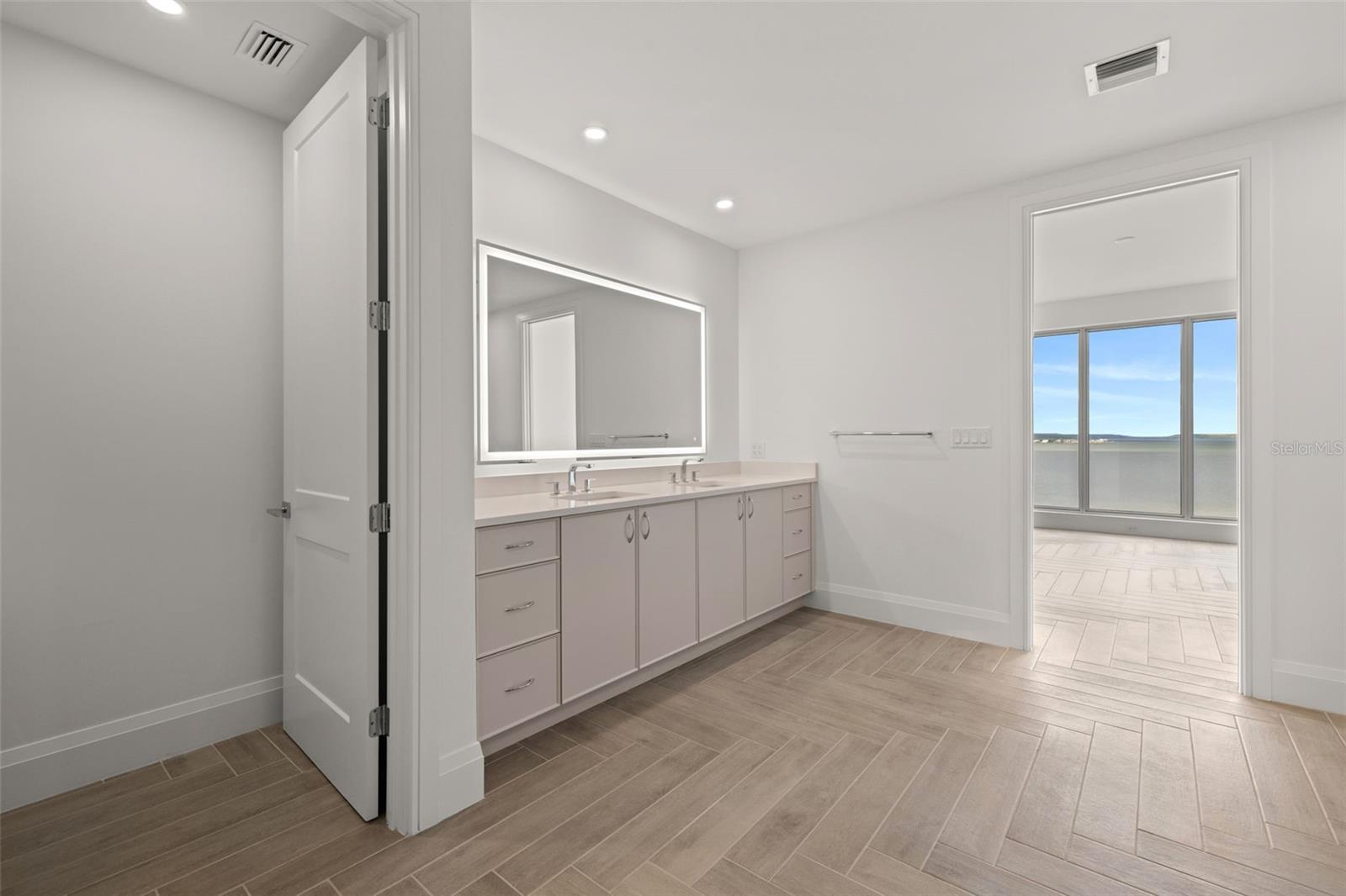 ALTURA BAYSHORE - Residential