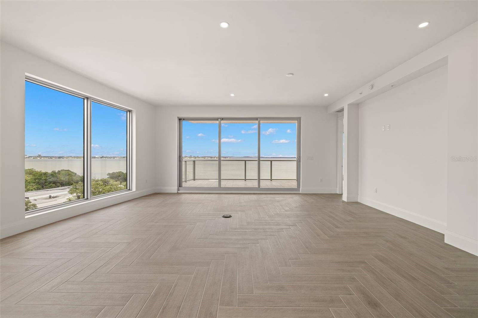 ALTURA BAYSHORE - Residential