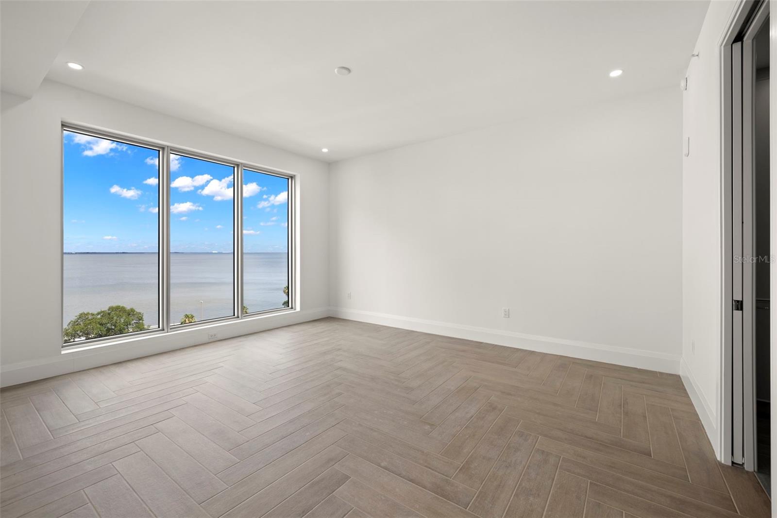 ALTURA BAYSHORE - Residential