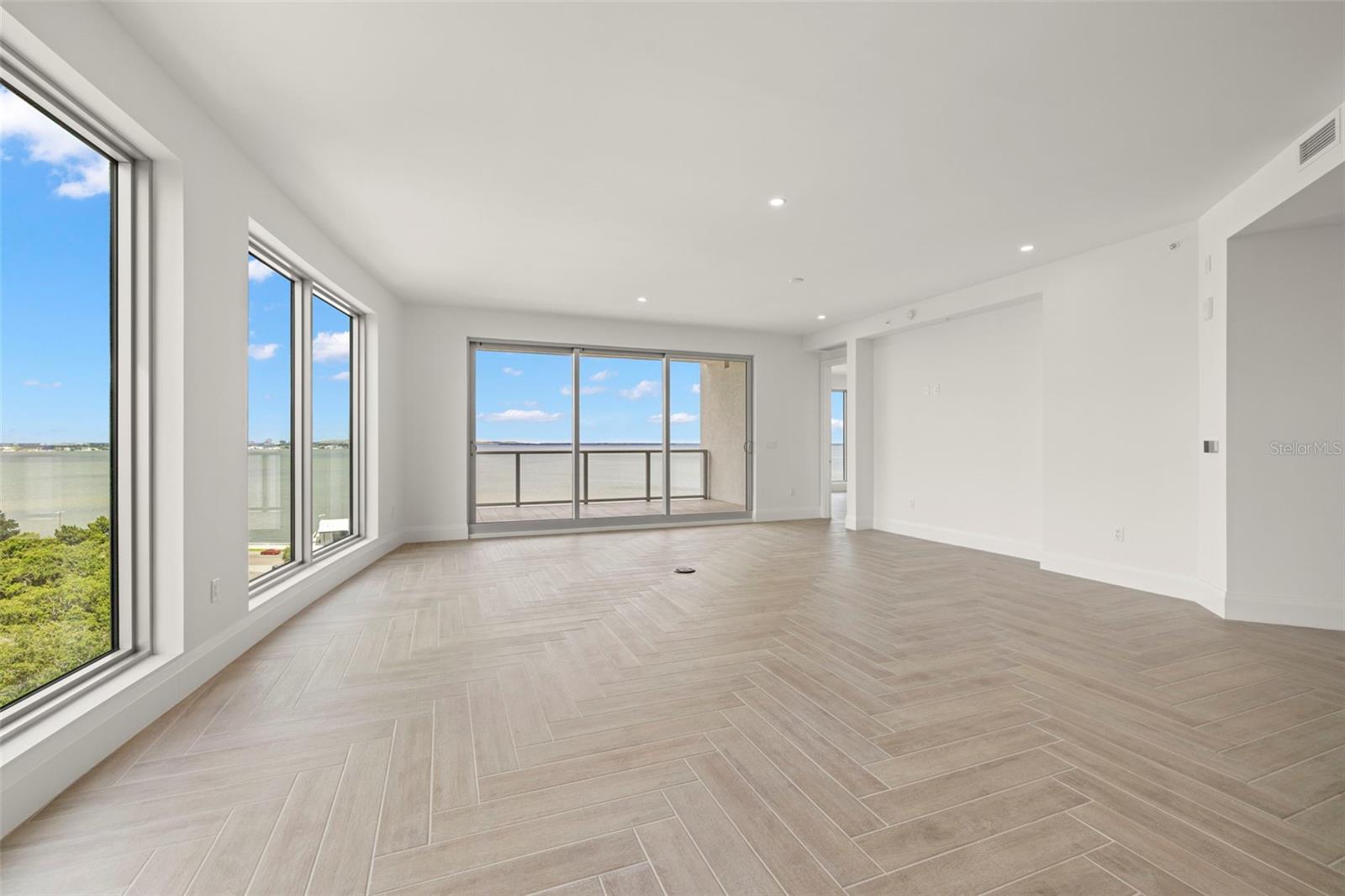 ALTURA BAYSHORE - Residential