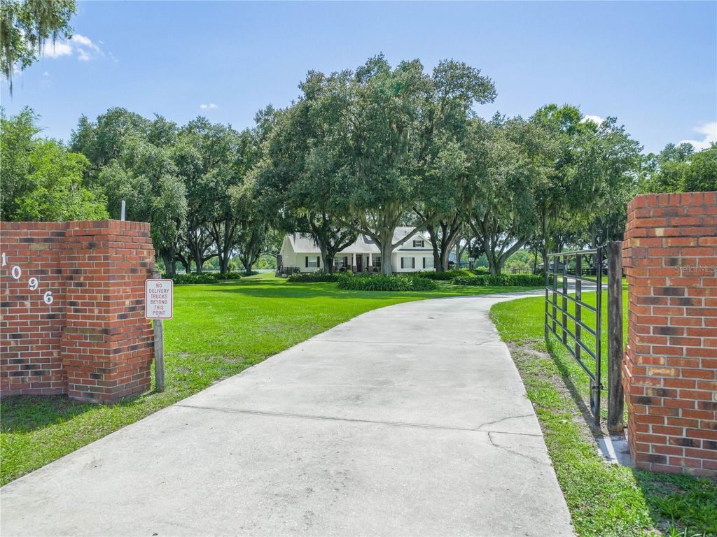 Photo of 1096 Drew Street, Lakeland, FL 33810 (MLS # L4956543)