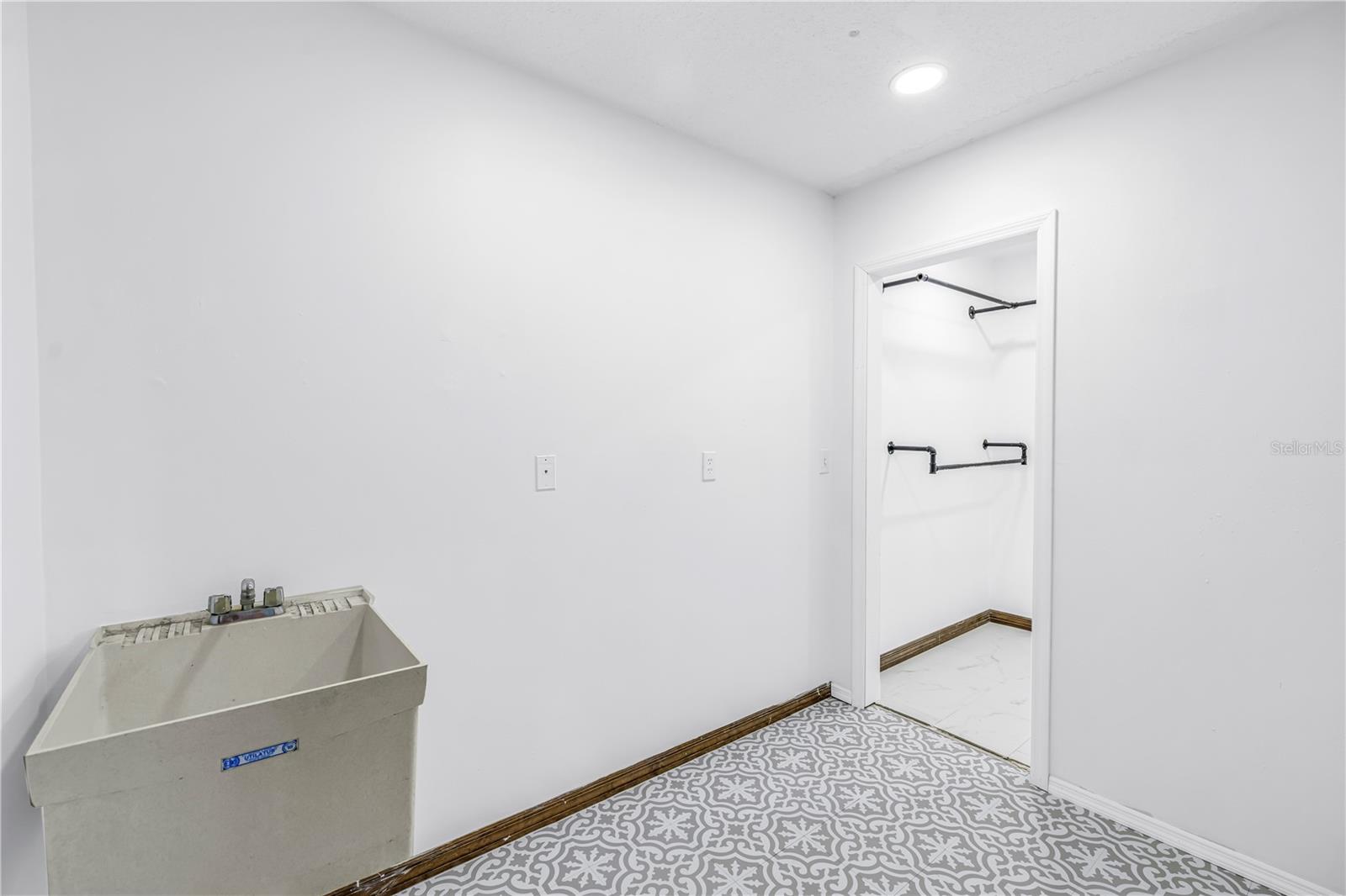 LAKE VALENCIA UNIT ONE - Residential