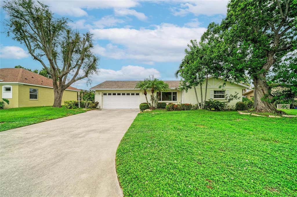 Photo of 4723 Palm Aire Circle, Sarasota, FL 34243 (MLS # A4700817)