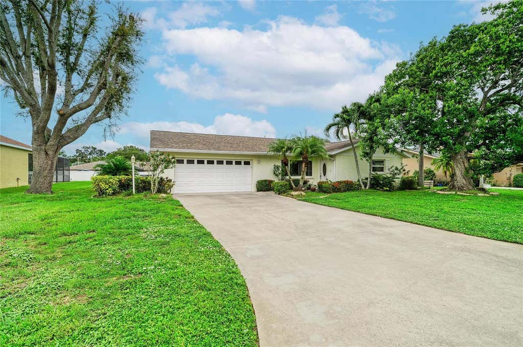 Photo of 4723 Palm Aire Circle, Sarasota, FL 34243 (MLS # A4700817)
