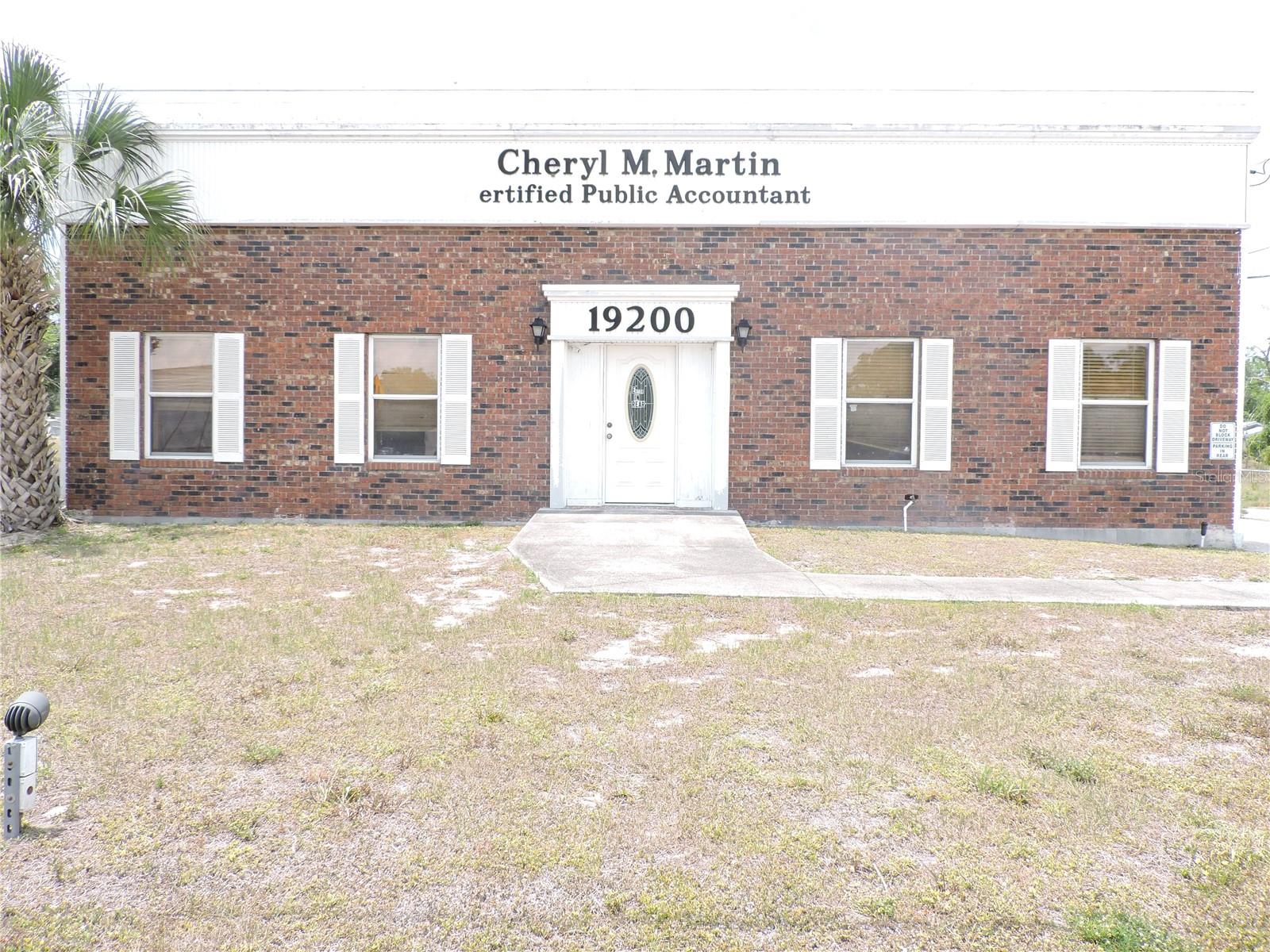 GREAT OFFICE RENTAL ON HWY 27 JUST SOUTH OF HWY 60 INTERSECTION. MULTI OFFICE, CONFERENCE ROOM AND BATHROOM AND KICHENETTE. GET YOUR BUSINESS GOING! EASY ACCESS.