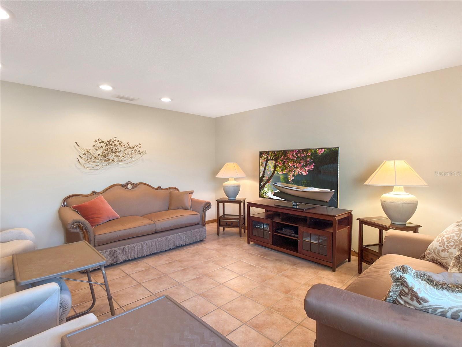 HIGHGATE B CONDO - Residential