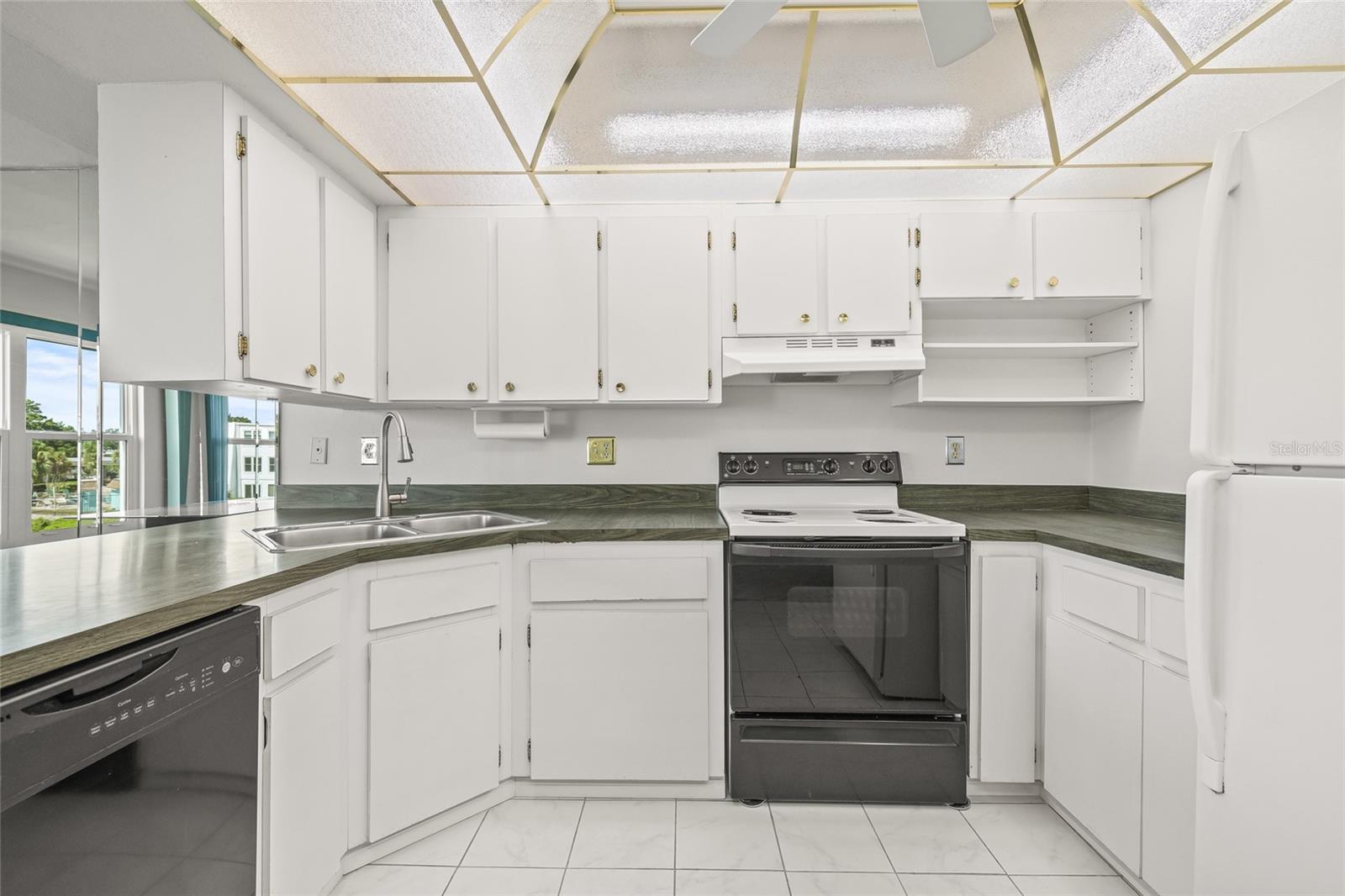 PENTHOUSE GROVES - Residential