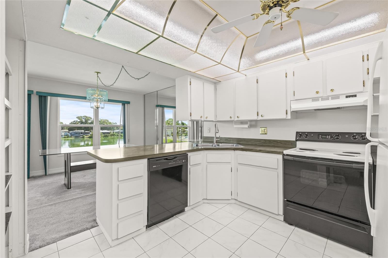 PENTHOUSE GROVES - Residential