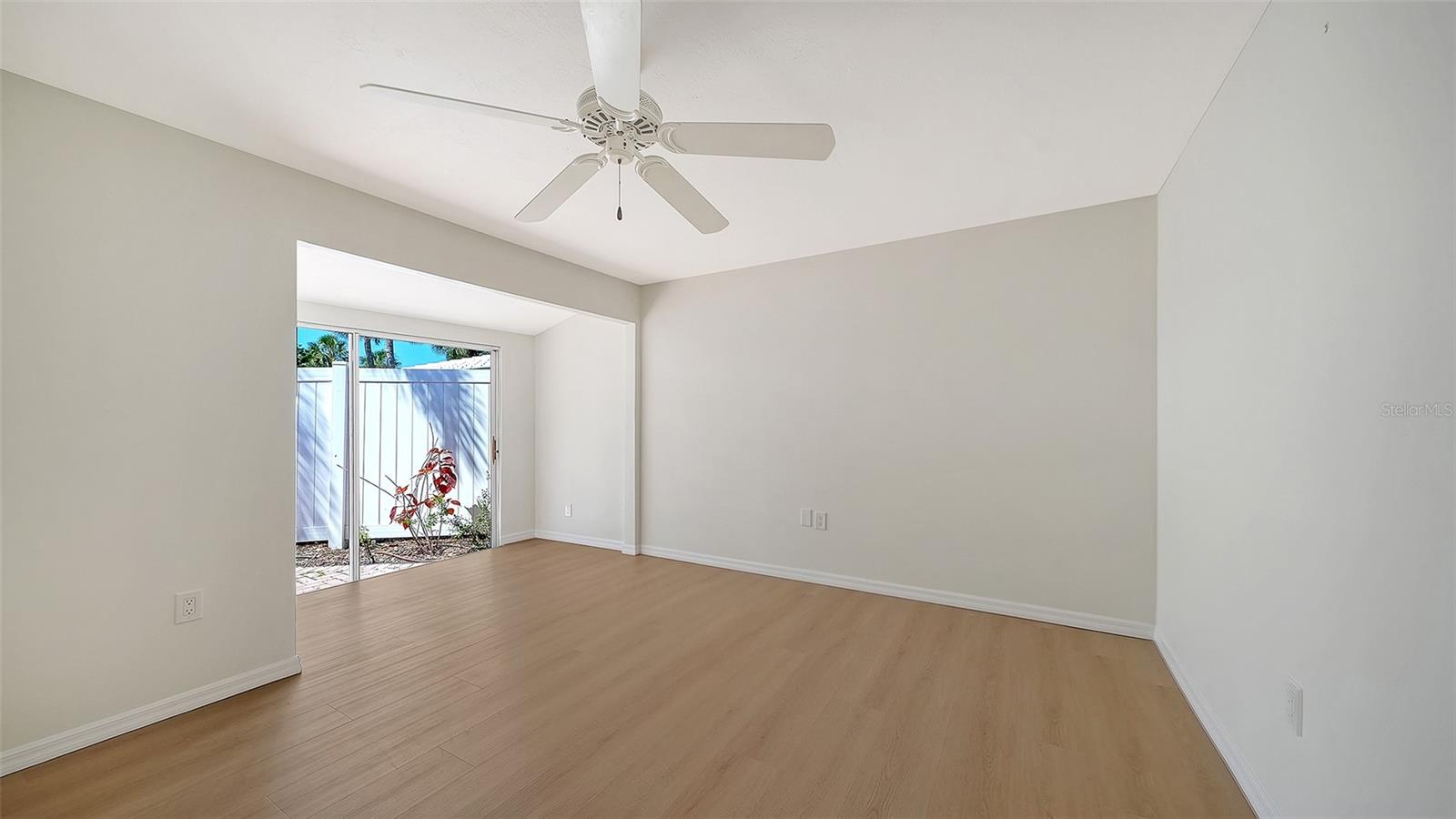 WHISPERING SANDS - Residential