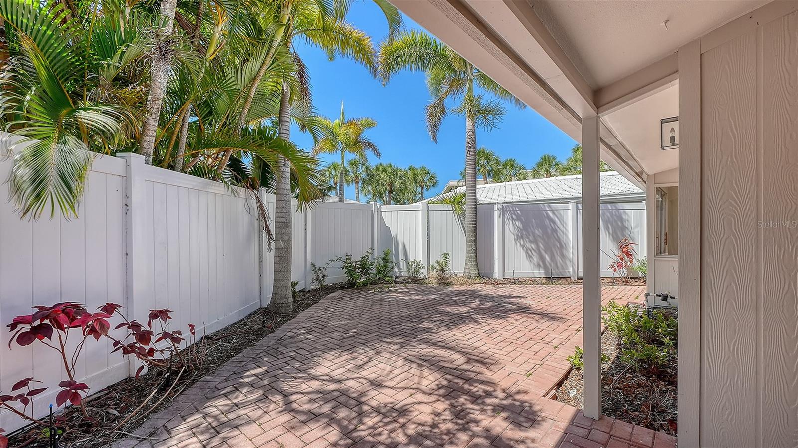 WHISPERING SANDS - Residential