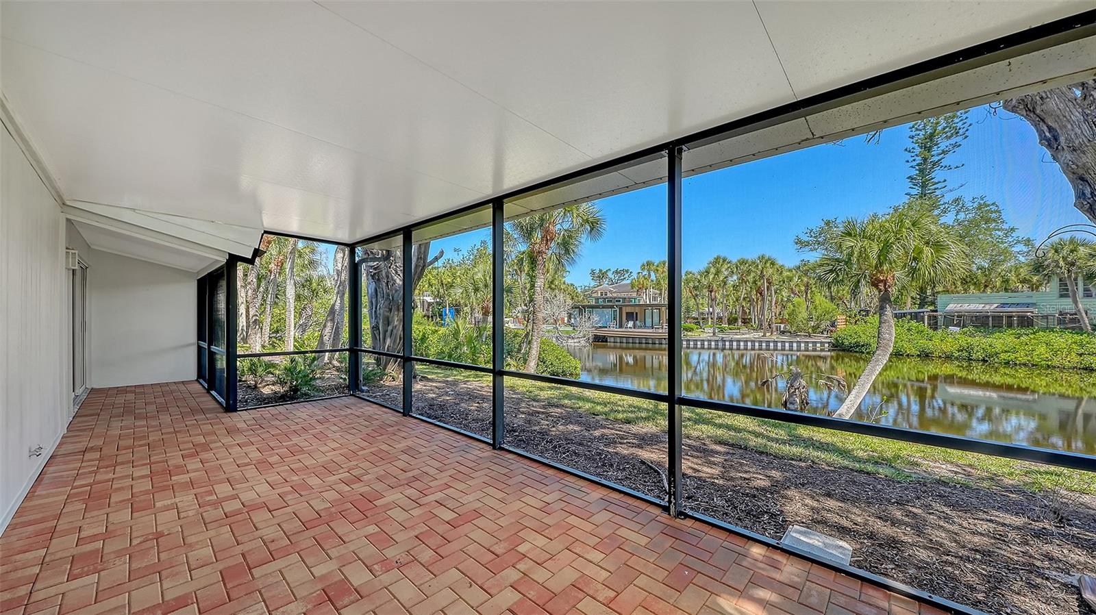 WHISPERING SANDS - Residential